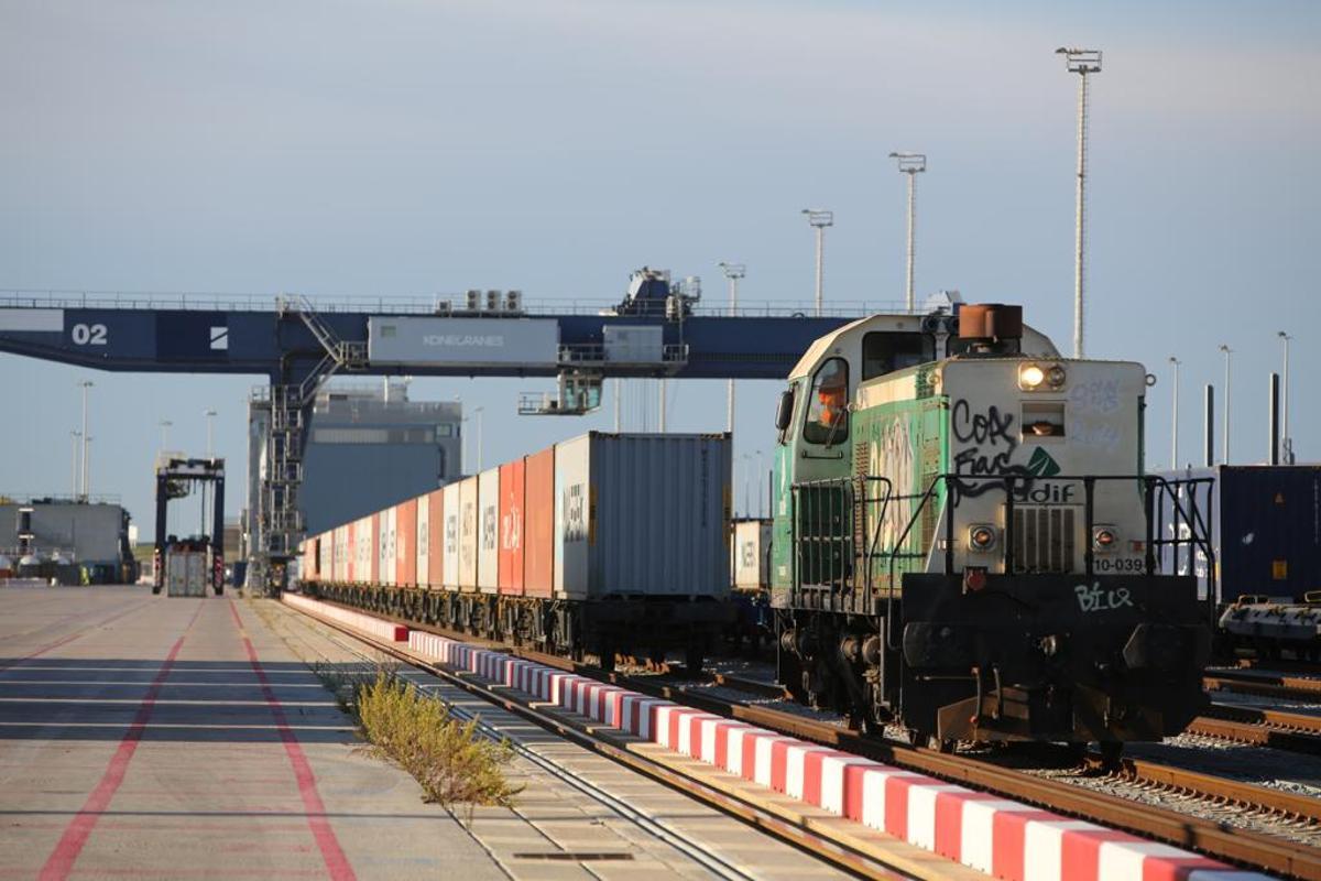 Un tren directo de mercancías conecta el puerto de Barcelona con Toulouse y Lyon