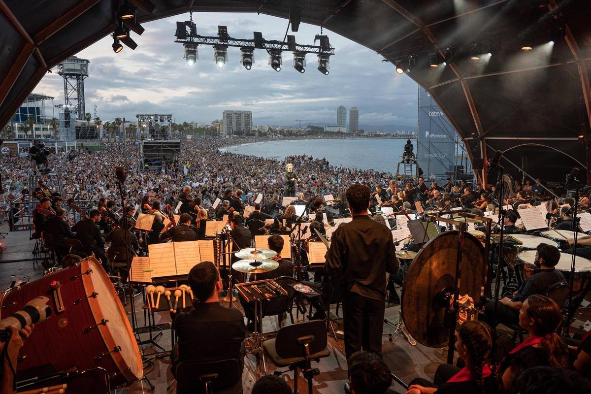 Dudamel dirige en la playa a la Sinfónica del Liceu