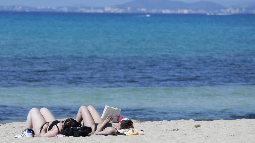 Endlich wieder Mallorca: So genießen die Menschen den Strand an der Playa de Palma