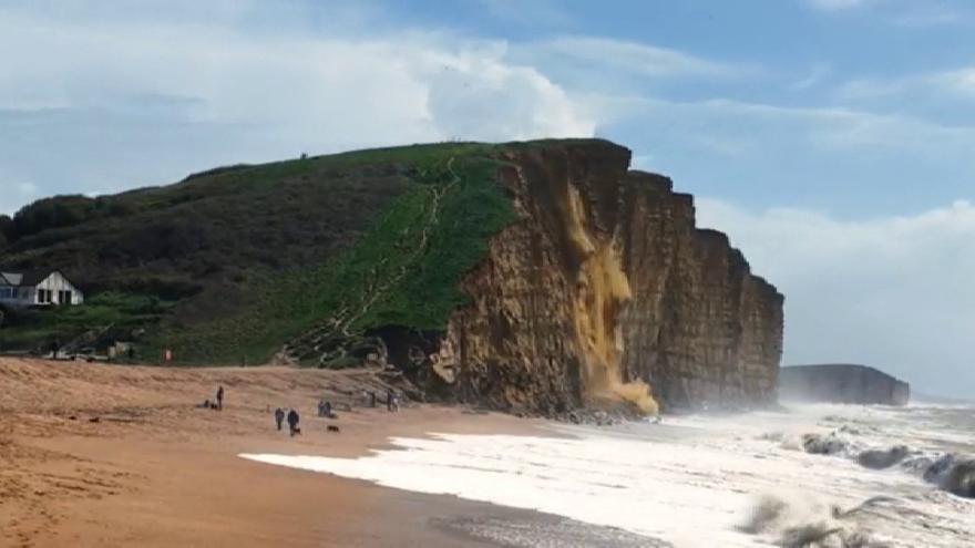 Un dron grava un despreniment en directe a la platja de Dorset