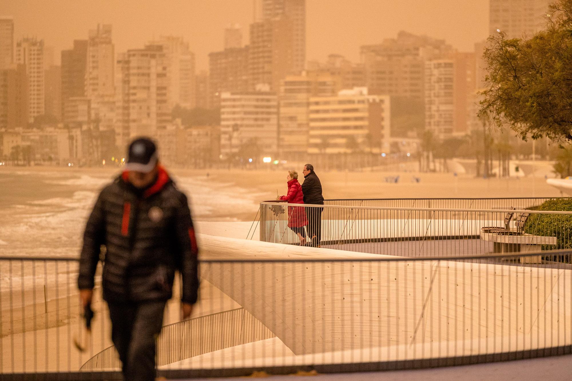 La borrasca "Celia" tiñe de amarillo con polvo del desierto los cielos de Alicante en una situación de la que no había precedentes