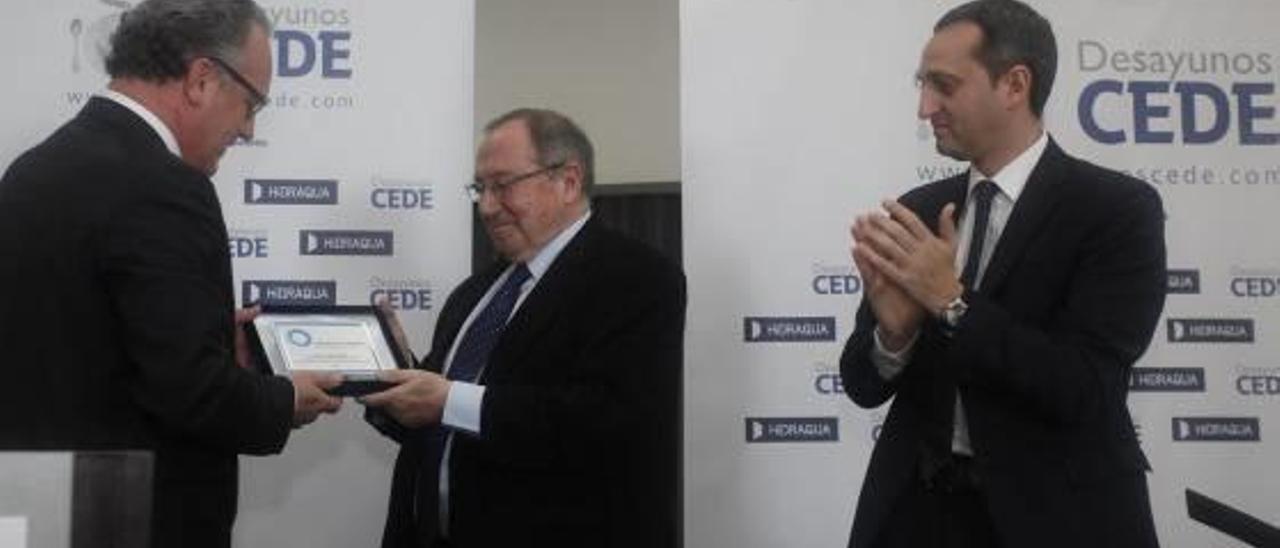 El titular de la Diputación César Sánchez aplaude ayer mientras Javier Fur, presidente del Círculo de Economía, entrega una placa al presidente de la Cámara de Comercio de España, José Luis Bonet.