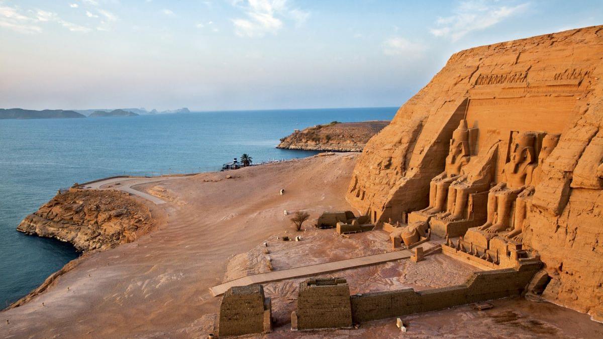 El Gran Templo de Abu Simbel, que se tardó en construir unos veinte años, fue completado alrededor del año 24 del reinado de Ramsés II (en el  año 1265 a.c.)