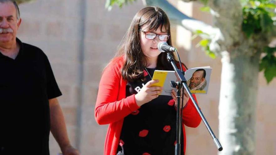 La niña Andrea Lastra lee su microrrelato en la plaza de Viriato.