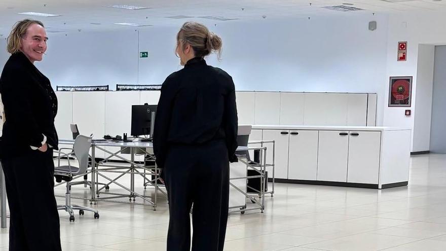 John Galliano (iz), en la sede de Inditex este jueves.