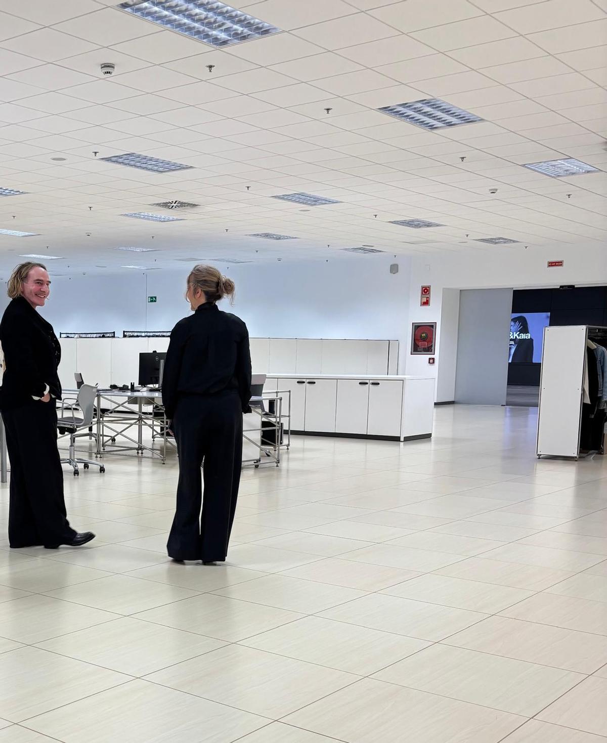 John Galliano con Marta Ortega en la sede de Inditex este jueves