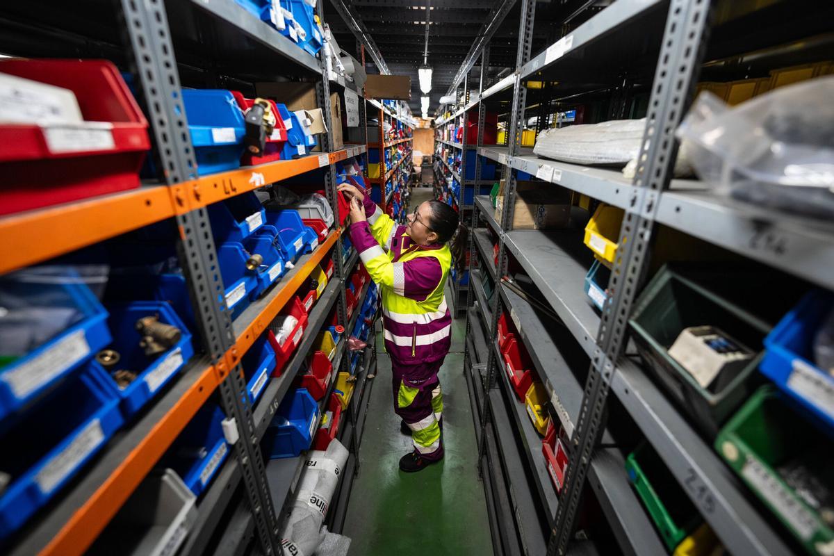 Barcelona, 07/11/2025. Sociedad. María Jesús Camacho, técnica de almacén, en los talleres de Renfe en Sant Andreu Comtal. Foto de Zowy Voeten