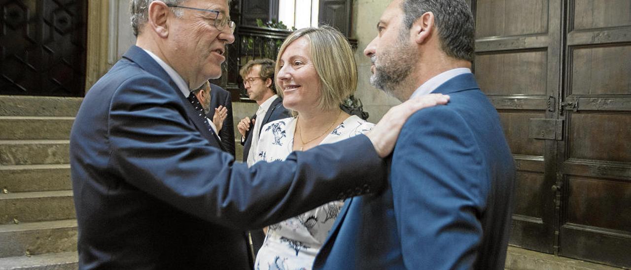 Ximo Puig, ayer, con la consellera Maria José Salvador y el ministro Ábalos en el Palau.