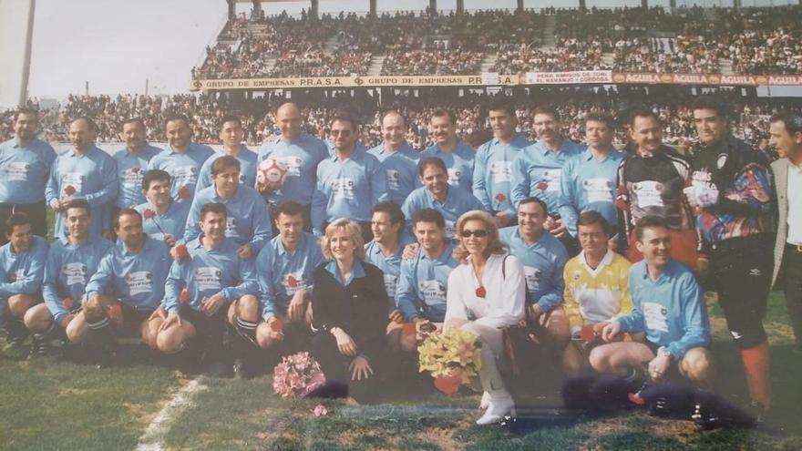 Nieves Herrero y Norma Duval, con uno de los equipos del partido fútbol organizado en homenaje a María de los Ángeles García y Soledad Muñoz.