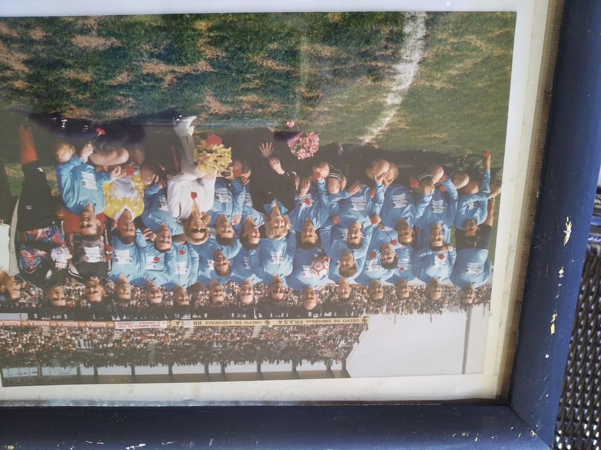 Nieves Herrero y Norma Duval, con uno de los equipos del partido fútbol organizado en homenaje a María de los Ángeles García y Soledad Muñoz.
