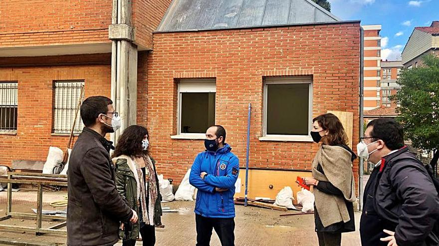 Visita de los responsables de Educación y Patrimonio a las obras del comedor del colegio Buenavista I, ayer. | LNE