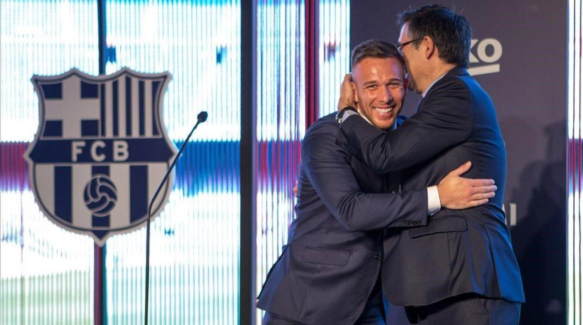 Josep María Bartomeu da la bienvenida a Arthur Melo. 