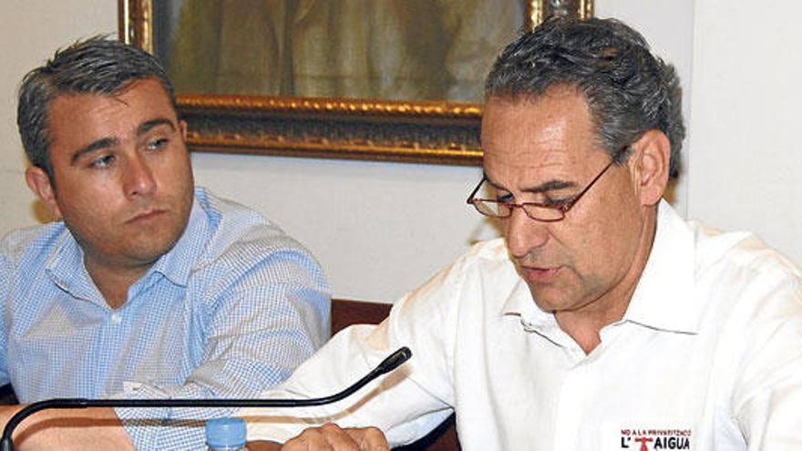 Ediles del PSOE, con pegatinas de protesta durante el pleno.