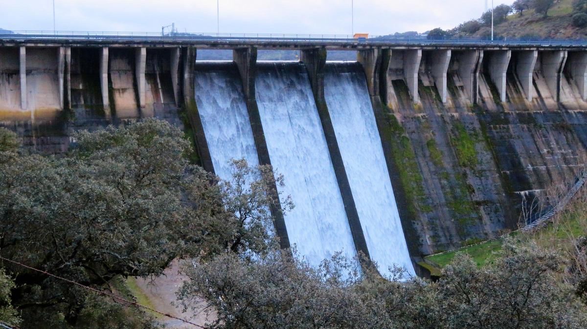 El pantano de Tentudía vuelve a desembalsar por sus aliviaderos
