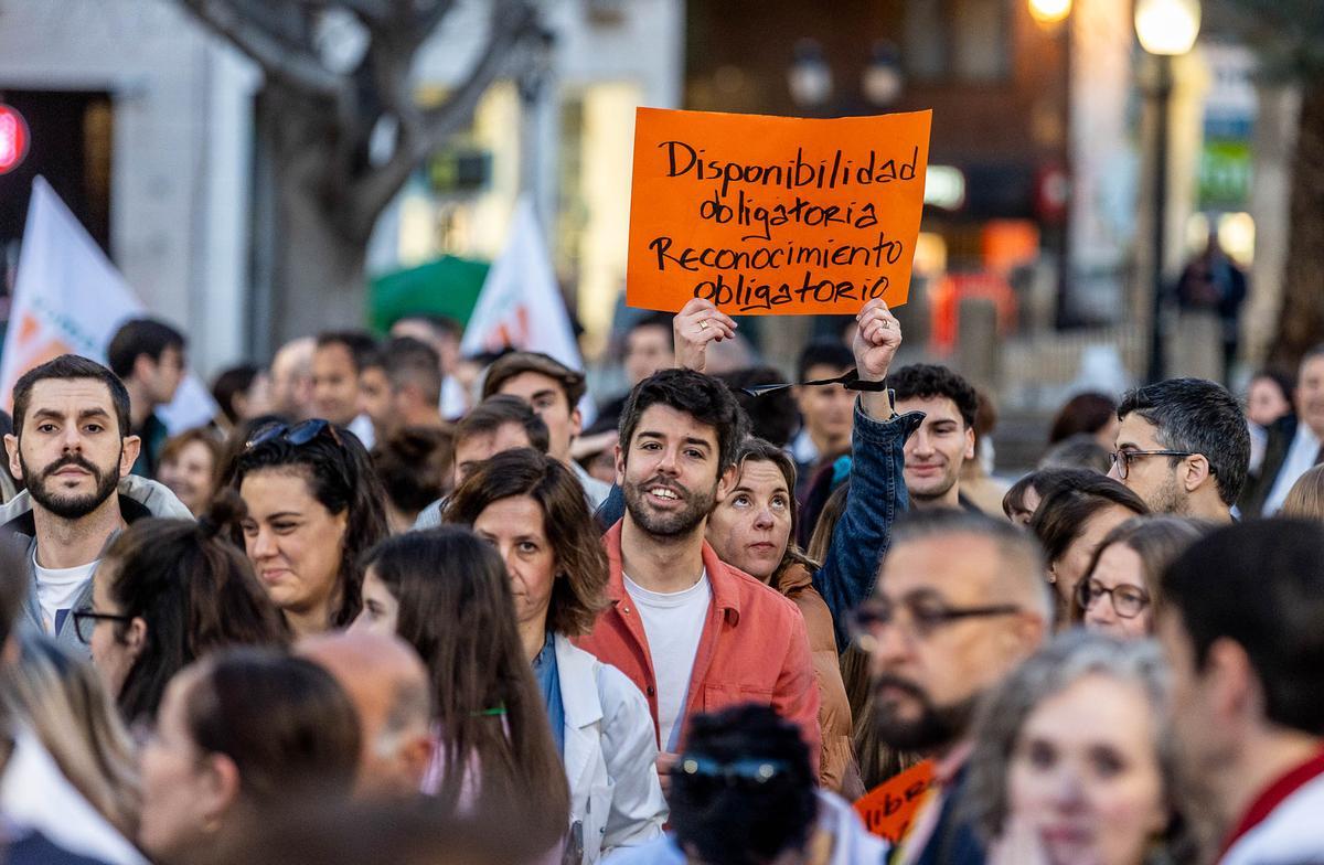 Los médicos toman el centro de Alicante Los médicos toman el centro de Alicante