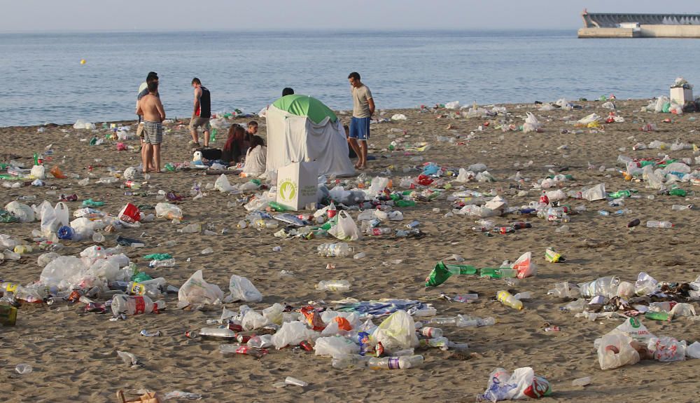 Así amanecen las playas malagueñas después de la noche de San Juan