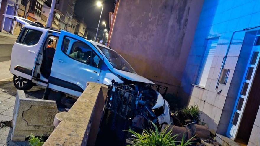 Furgoneta accidentada en Cambados. | |