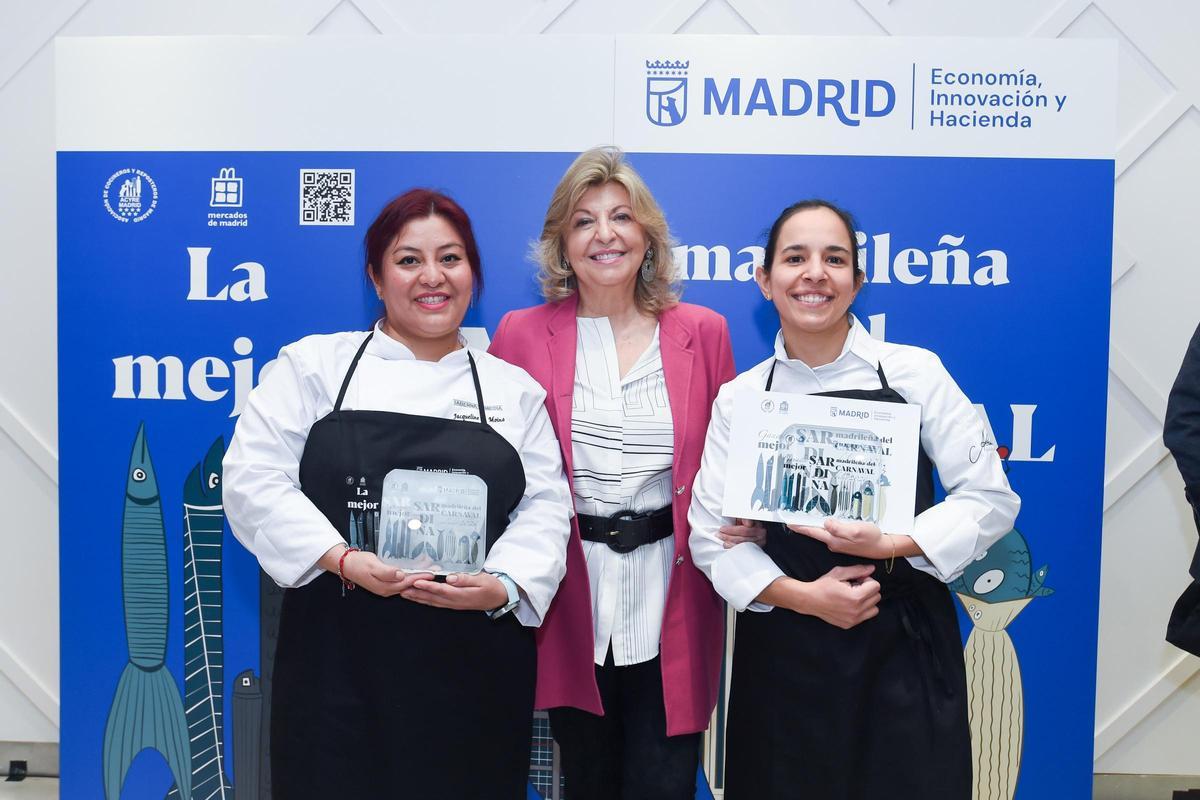 La delegada de Economía, Innovación y Hacienda, Engracia Hidalgo en la clausura del concurso 'Sardinas de Carnaval 2026', junto a las dos ganadoras.