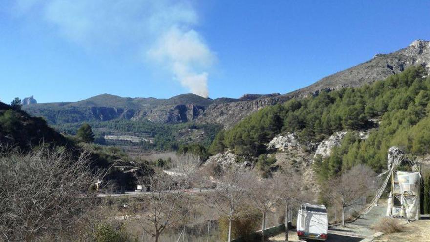Incendio forestal entre L&#039;Orxa y Castelló de Rugat