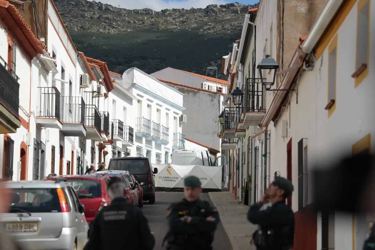 Fotogalería | El despliegue de la UCO en Hornachos, en imágenes