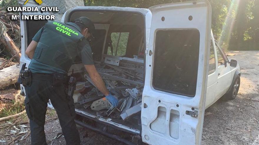 Material intervenido por la Guardia Civil a estas dos personas