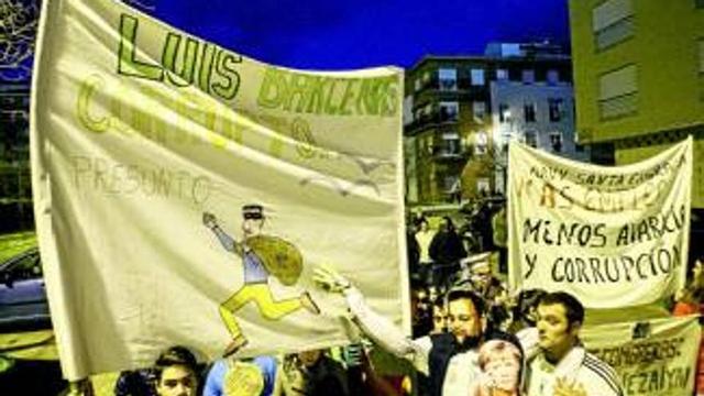 Los barrios pacenses de la margen derecha 'queman' el paro, los recortes sociales y la corrupción