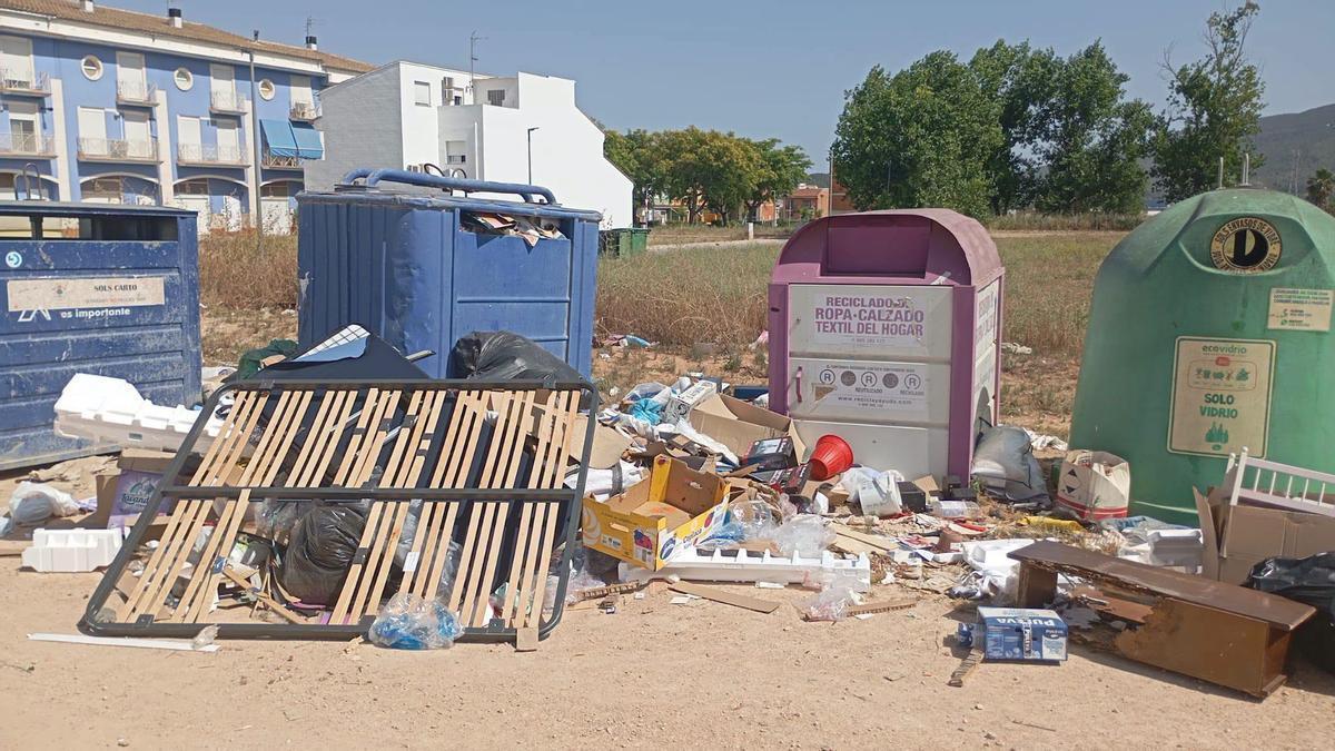 Residuos, enseres y basura depositada fuera de los contenedores en una zona de Anna.