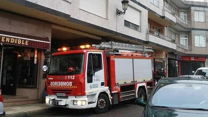 Los bomberos, ayer, en la calle Morales Hidalgo. // Brais Llopis (D.P)