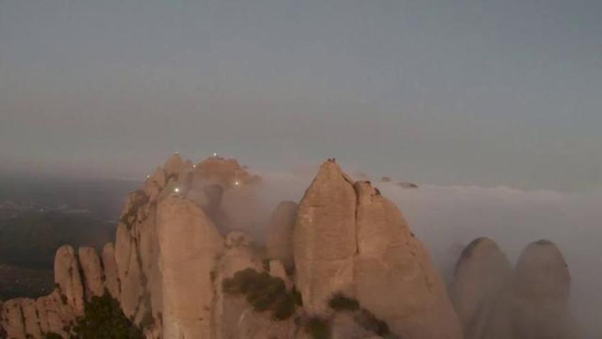 L'espectacular vista des de l'aire de l'encesa de llums a les agulles de Montserrat