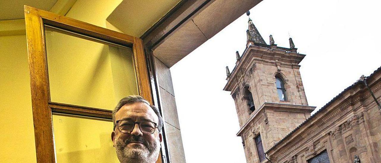 Alfredo García Quintana, en la ventana de su despacho del Ayuntamiento.