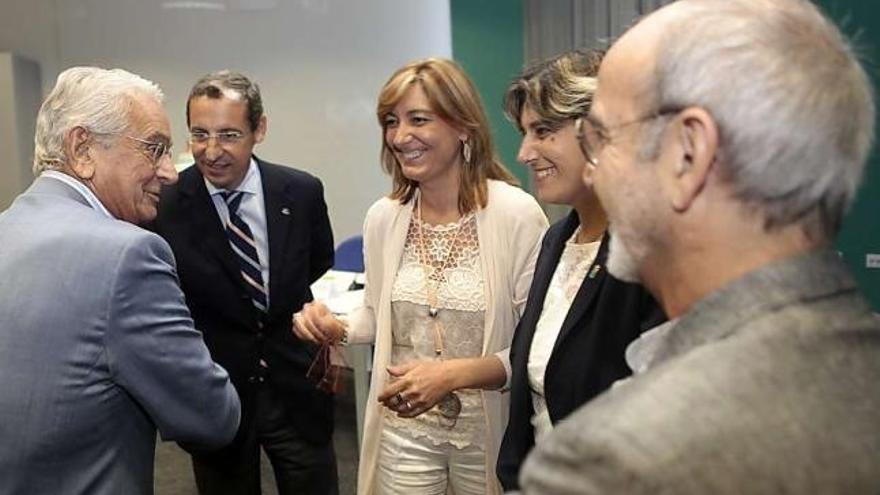 Por la izquierda, Serafín Abilio Martínez; el vicepresidente segundo de la Cámara de Comercio de Gijón, Pedro López Ferrer; Esther Díaz; la directora general de Vivienda del Principado, Ana Rivas, y Arturo Gutiérrez Terán, ayer en la Feria.