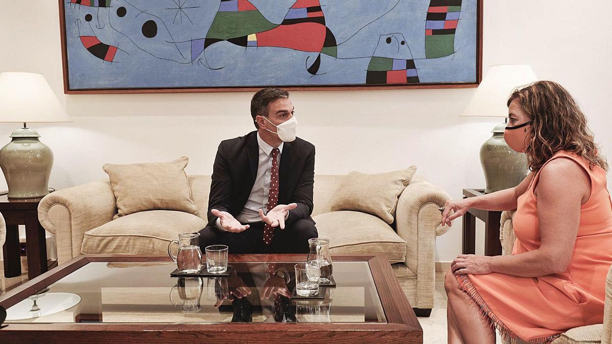 El presidente del Gobierno, Pedro Sánchez, en su encuentro con Francina Armengol a su llegada al Consolat el pasado 3 de agosto. | MANU MIELNIEZUK