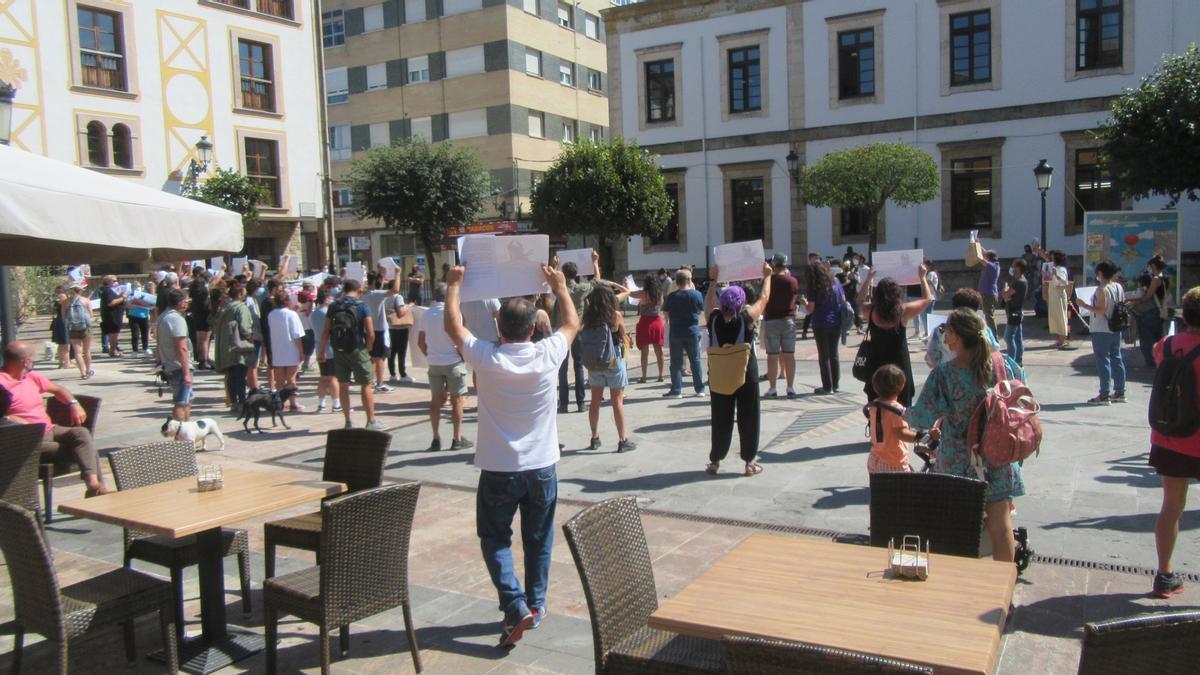 La protesta que tuvo lugar en Cangas de Onís contra la novillada.