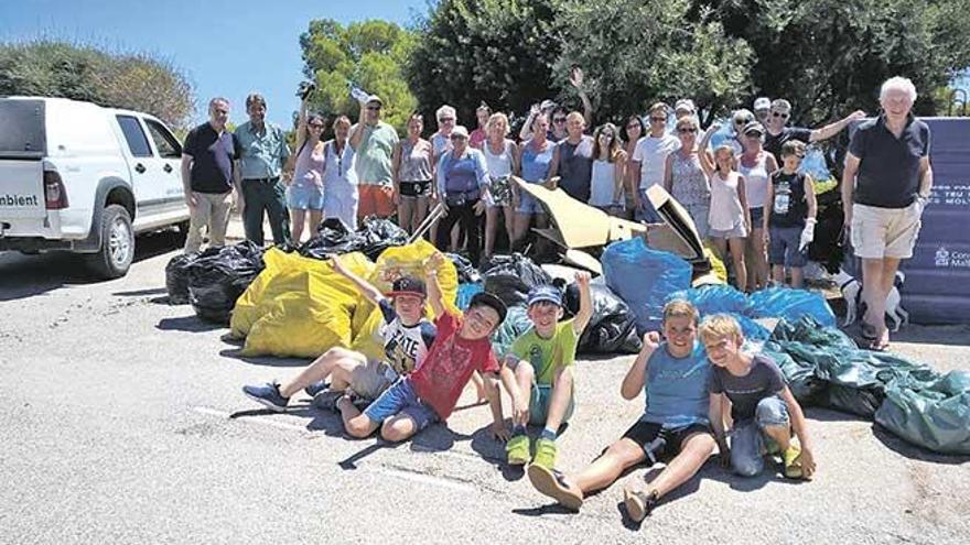 Participantes en la acción de limpieza de la zona urbana de Cala Pi.