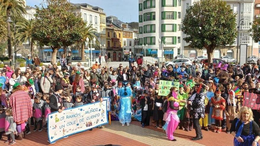 El Carnaval escolar anima las calles de Luarca