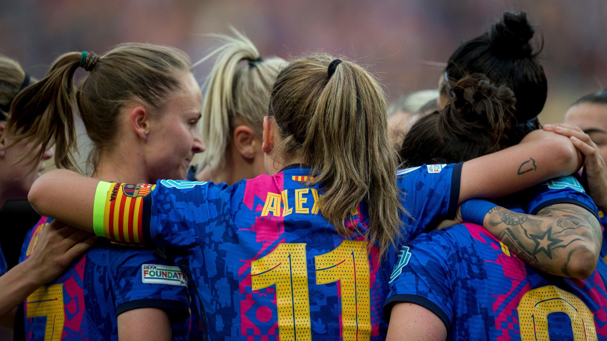 Barcelona 22.04.2022. Deportes. Las jugadoras azulgrana envuelven a Jenni Hermoso para felicitarla por su gol durante el partido de ida de las semifinales de la champions femenina de fútbol entre el FC Barcelona (Barça) y el Wolfsburgo. Fotografía de Jordi Cotrina