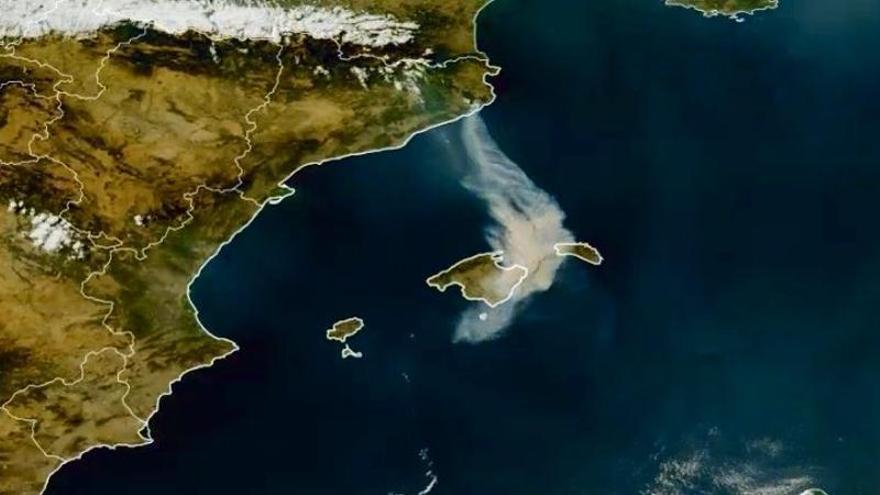 El fum de l'incendi de les Gavarres va arribar a Mallorca