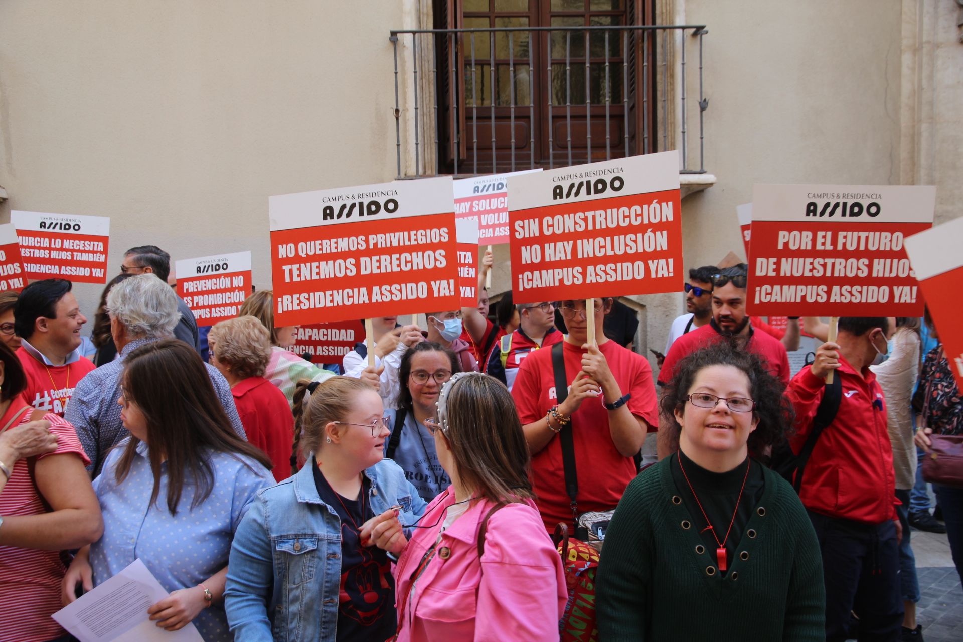 Concentración de Assido en Murcia ante la CHS