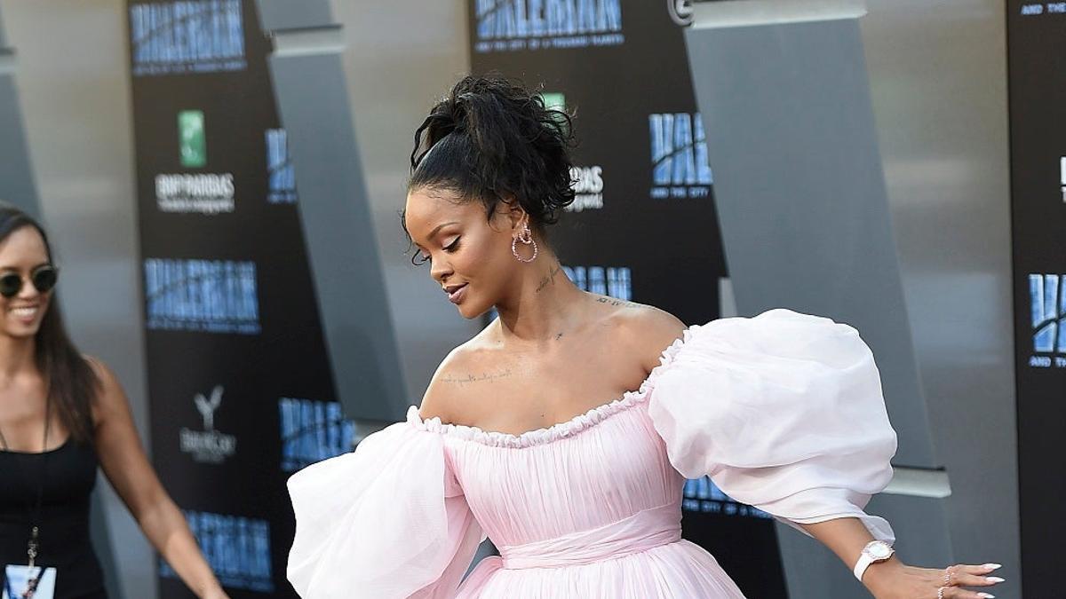 Rihanna luce un vestido 'cortilargo'