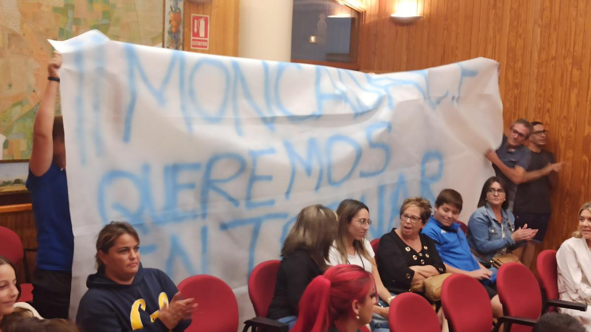 Pancarta desplegada durante el pleno de Moncada.