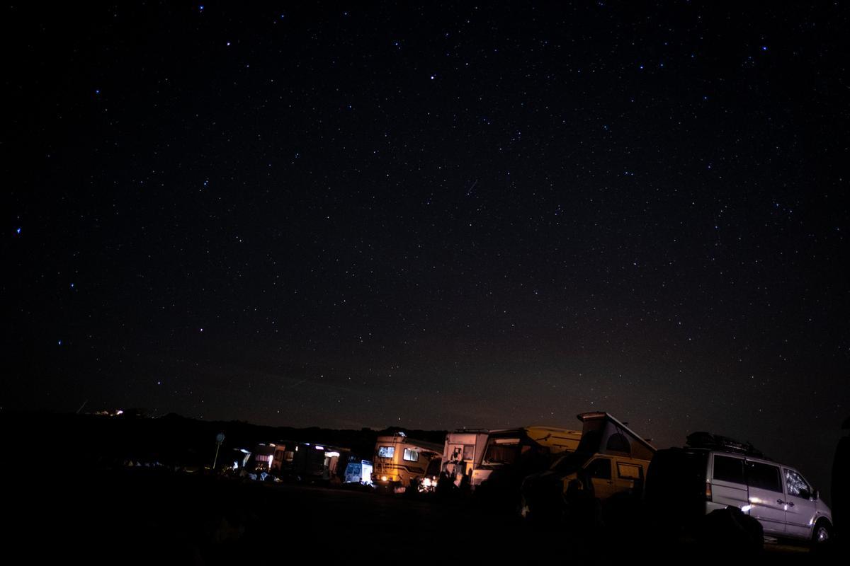 Contemplar el cielo estrellado es otro de los placeres de viajar en furgoneta ya que suelen quedarse en lugares apartados en la naturaleza.