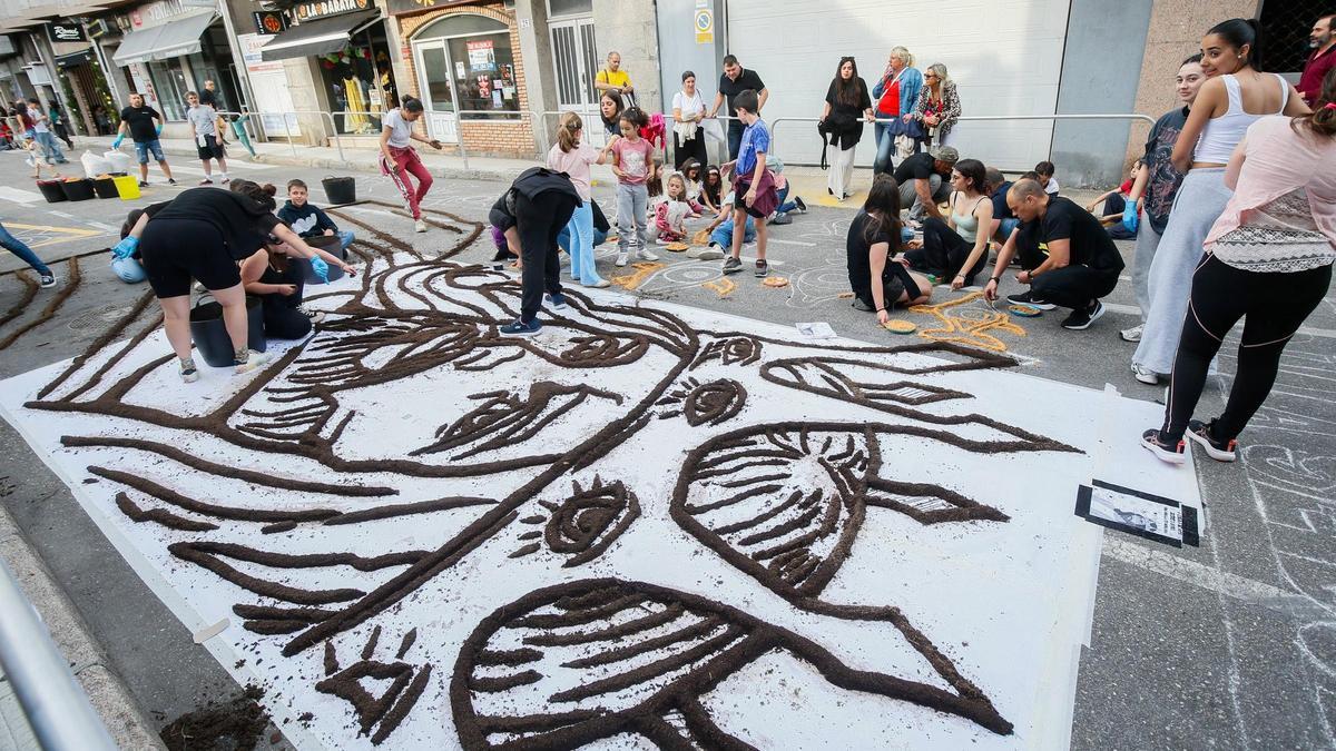 Los primeros trabajos visibles en las calles de Ponteareas, anoche.