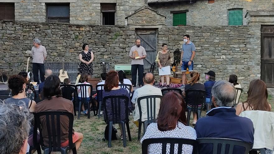 Mosicaires de Graus recibe el Dragón del Festival Castillo de Aínsa