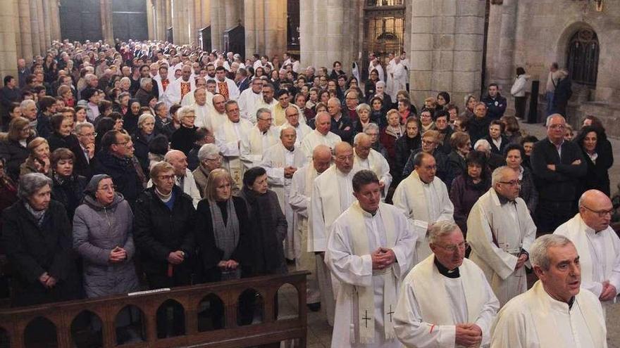 Vista de la seo catedralicia ayer, con parte del clero diocesano durante la Misa Crismal. // Iñaki Osorio