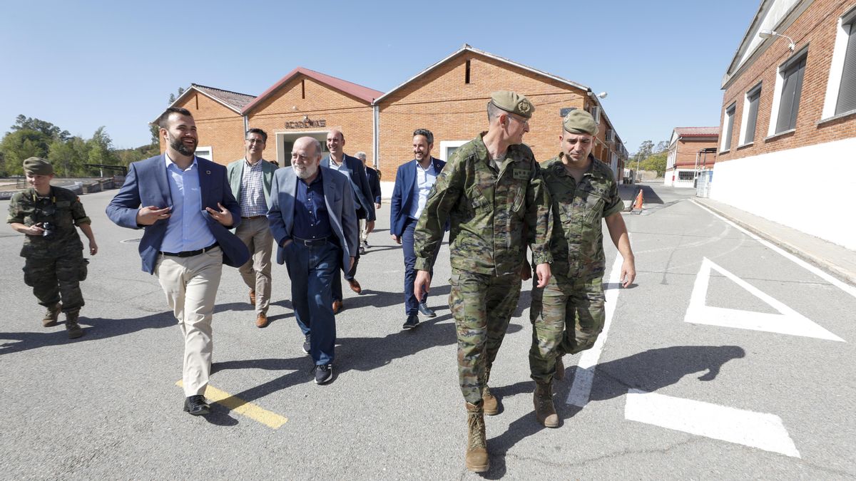 Salaya y Sanchez Polo, en el centro, con otros miembros de la corporación local actual y mandos del Cefot.