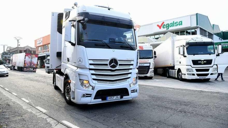 Camiones de transporte de mercancías, en el polígono de A Grela.