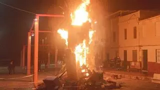 Nit de la Cremà: Las dos fallas de Almenara culminan sus días más intensos
