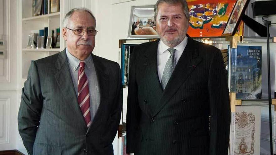 Camilo José Cela Conde, con Íñigo Méndez de Vigo.