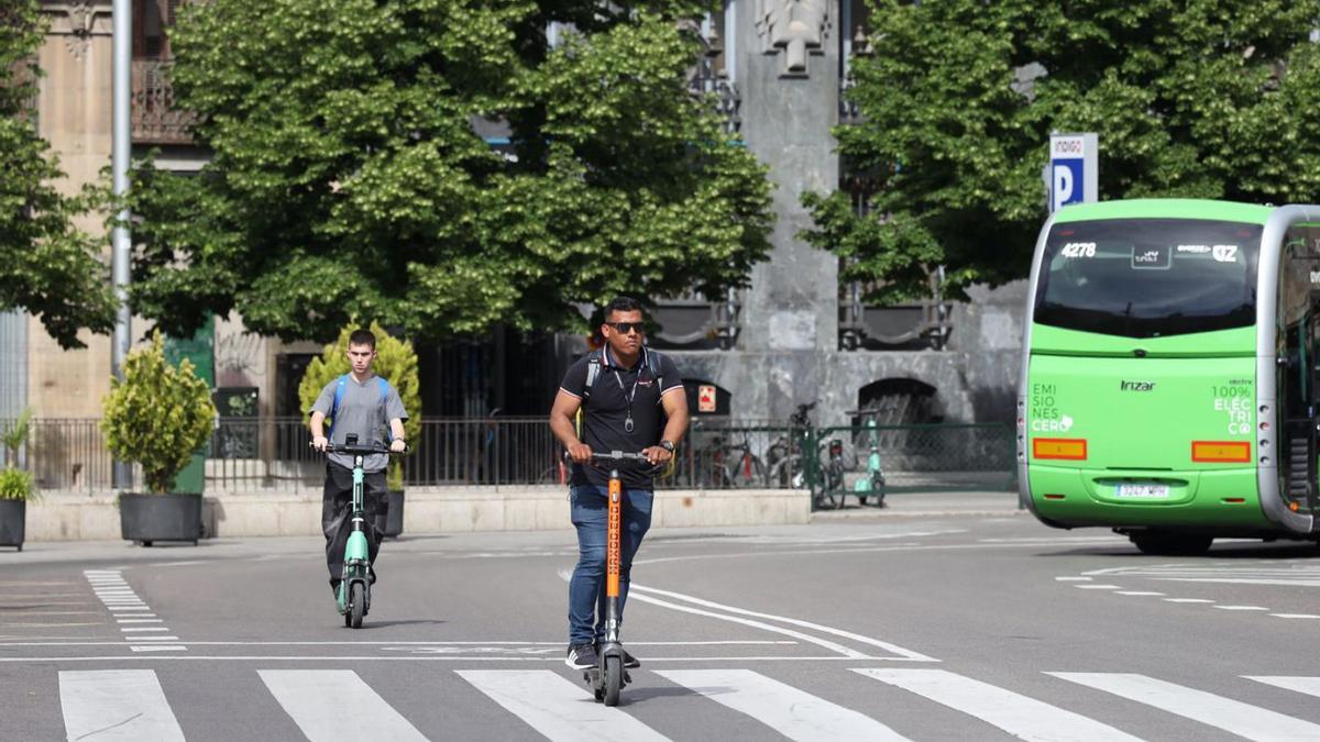 Dos usuarios de patinetes eléctricos circulando por la calzada, en una imagen de archivo.