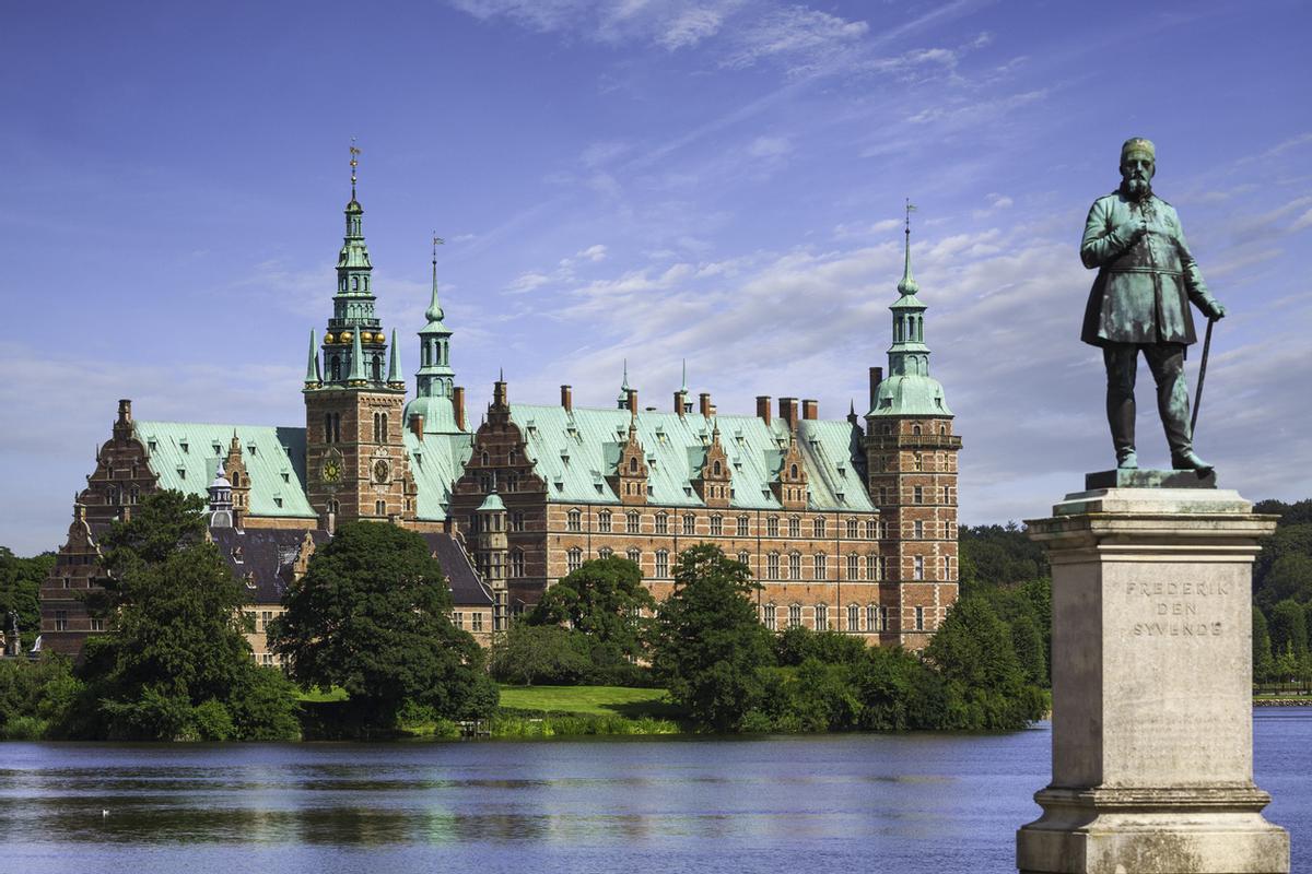 Castillo de Frederiksborg rodeado de naturaleza.